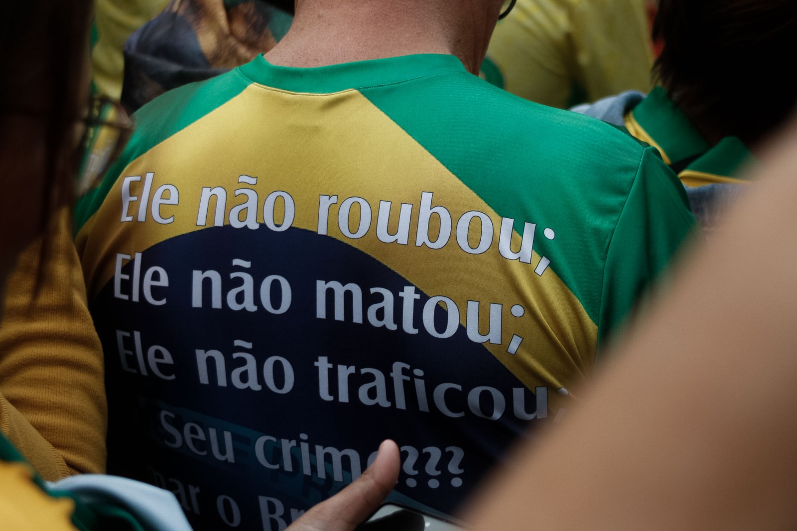Apoiador de Bolsonaro, vestindo uma camisa em sua defesa "ele não matou, ele não roubou"