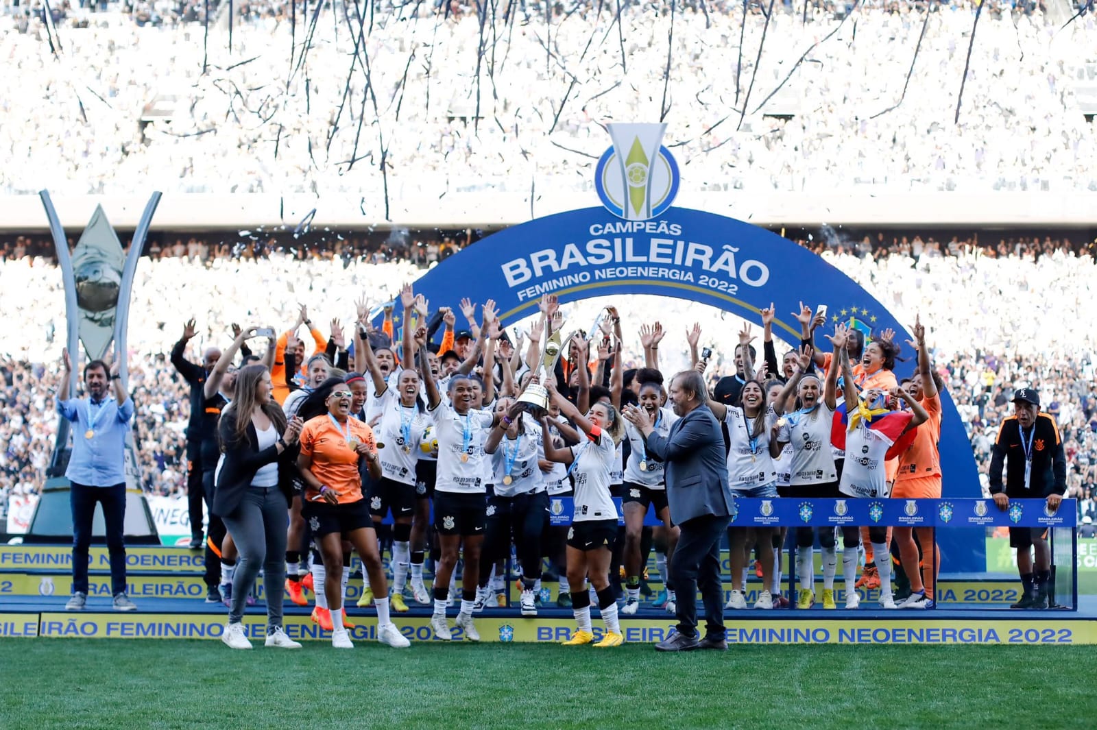 Comemoração do título pelas jogadoras do Corinthians. Divulgação: Twitter/Corinthians - Rodrigo Gazzanel.