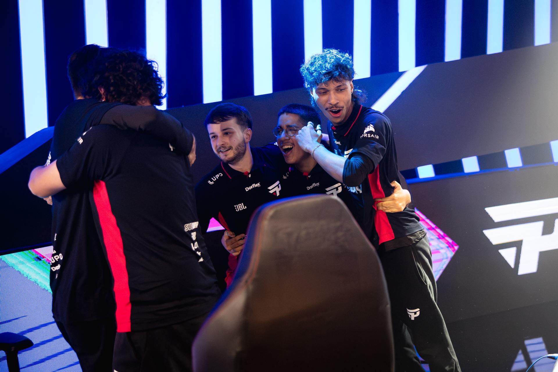 Jogadores comemoram juntos o título do campeonato. - Foto: CBLOL/flickr