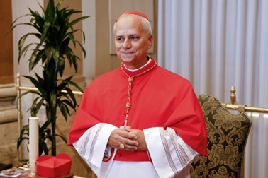 Papa Leão XIV acenando para os fiéis.