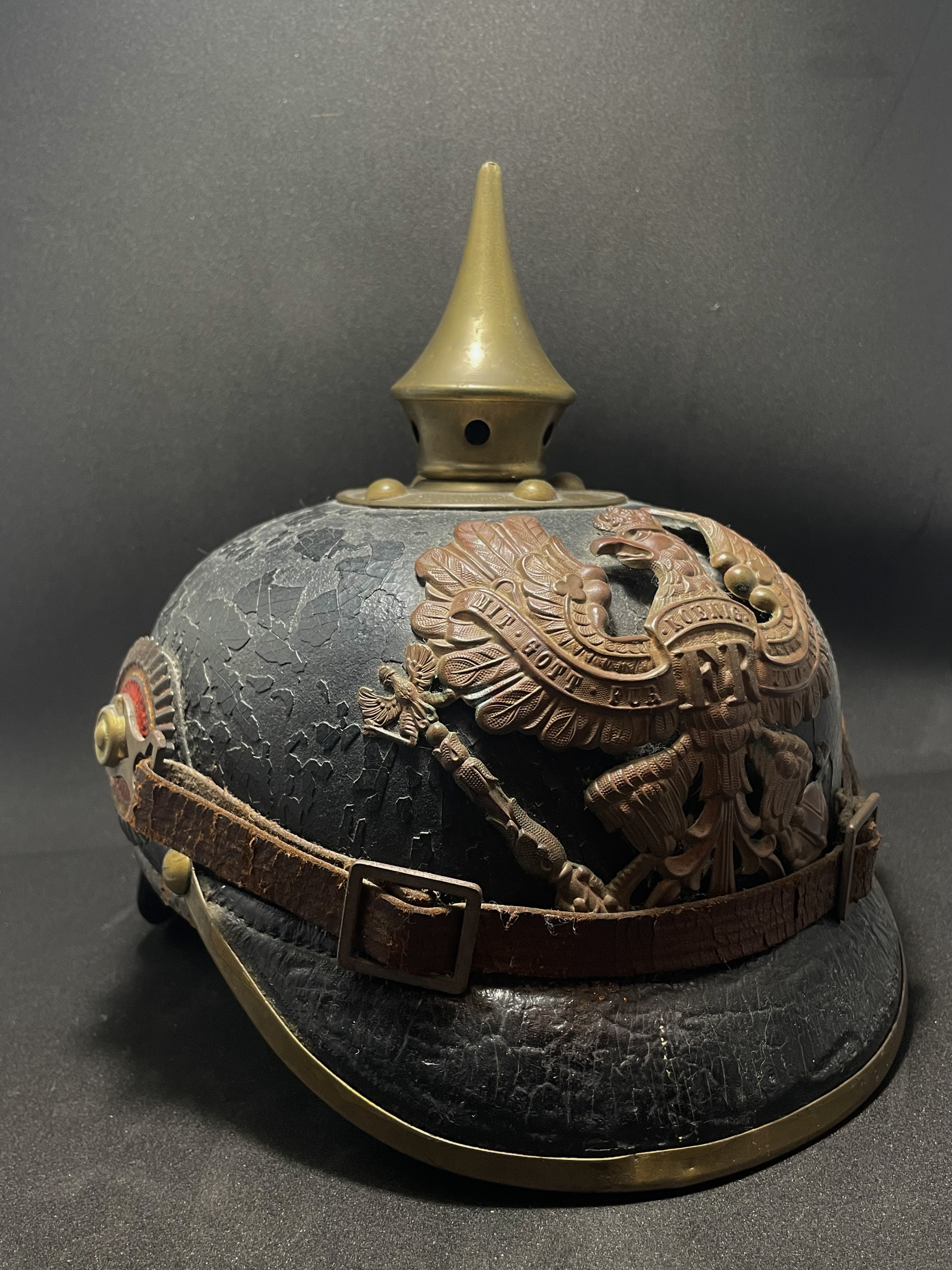 Icônico Pickelhaube (capacete alemão) utilizado da metade do século XIX até o início da primeira grande guerra. O exemplar da imagem foi utilizado durante a grande guerra, (1914-1915).