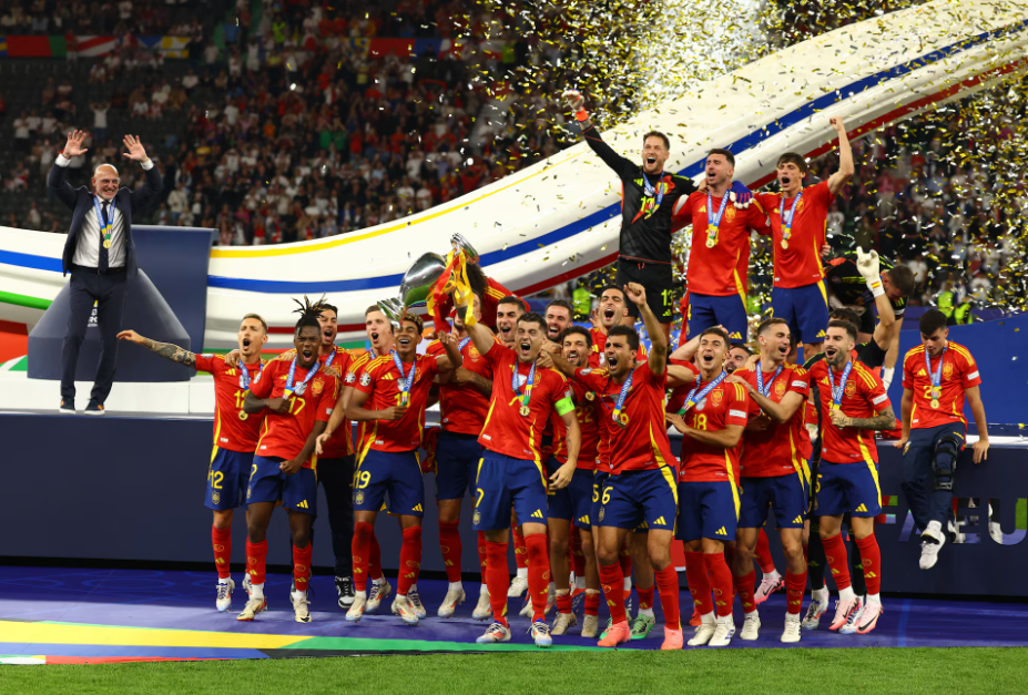 Todos os jogadores da Espanha no palco da comemoração da Eurocopa 2024, após ganharem a competição. 