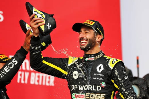 Ricciardo comemorando um pódio enquanto corria pela Renault. Foto: Reprodução/Renault DP World F1 Team