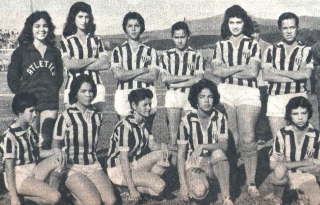 Em 1959, as mulheres do Araguari disputaram uma partida no estádio Independência, em Belo Horizonte. Metade da equipe vestiu camisas do Atlético, enquanto a outra metade usou as do América. Foto: Estado de Minas 