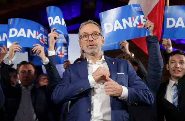                Herbert Kickl festeja vitória nas eleições parlamentares da Áustria. Créditos: AP Photo/Heinz-Peter Bader