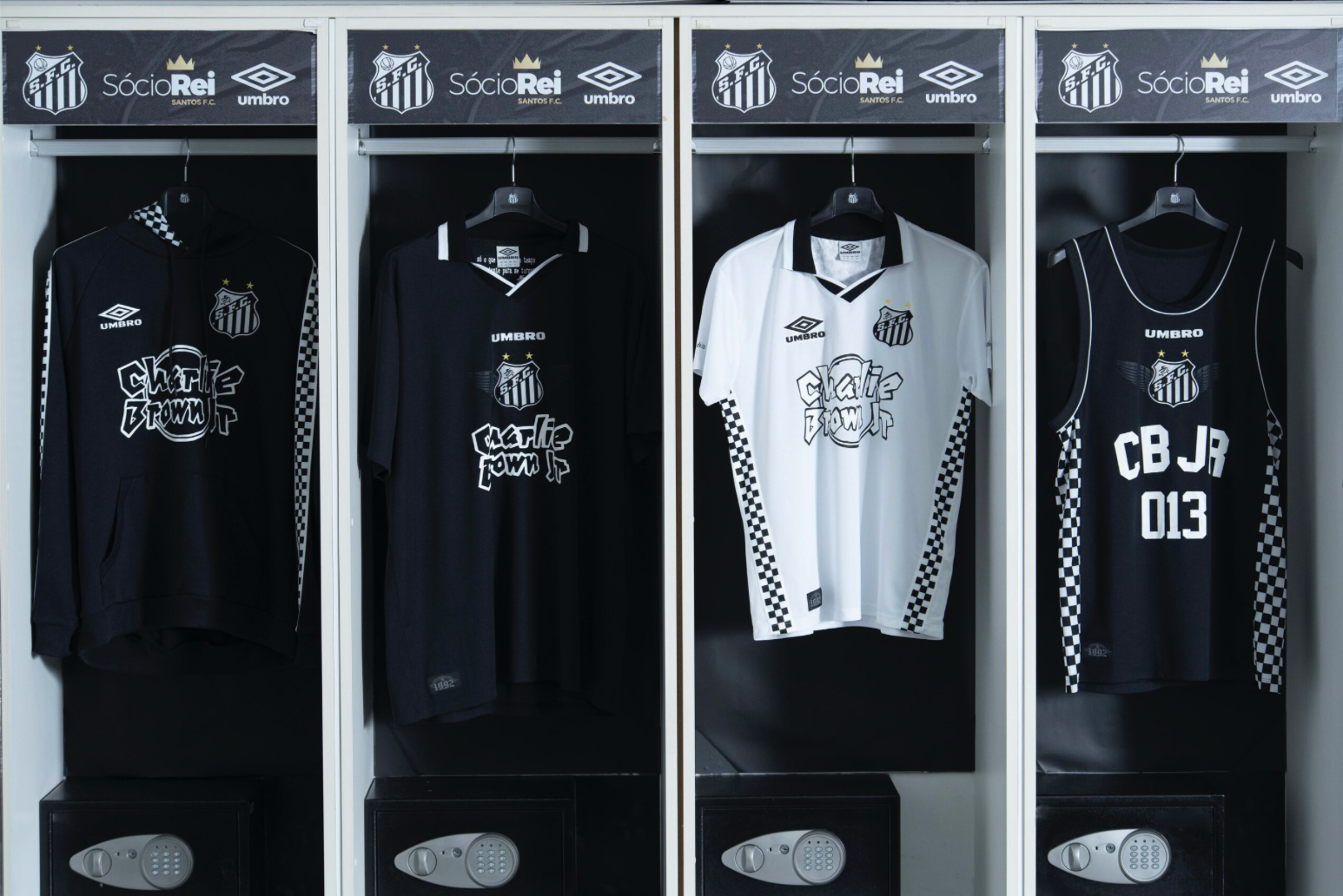 Coleção de camisas do Santos em homenagem ao Charlie Brown jr, com camisas em um vestiário