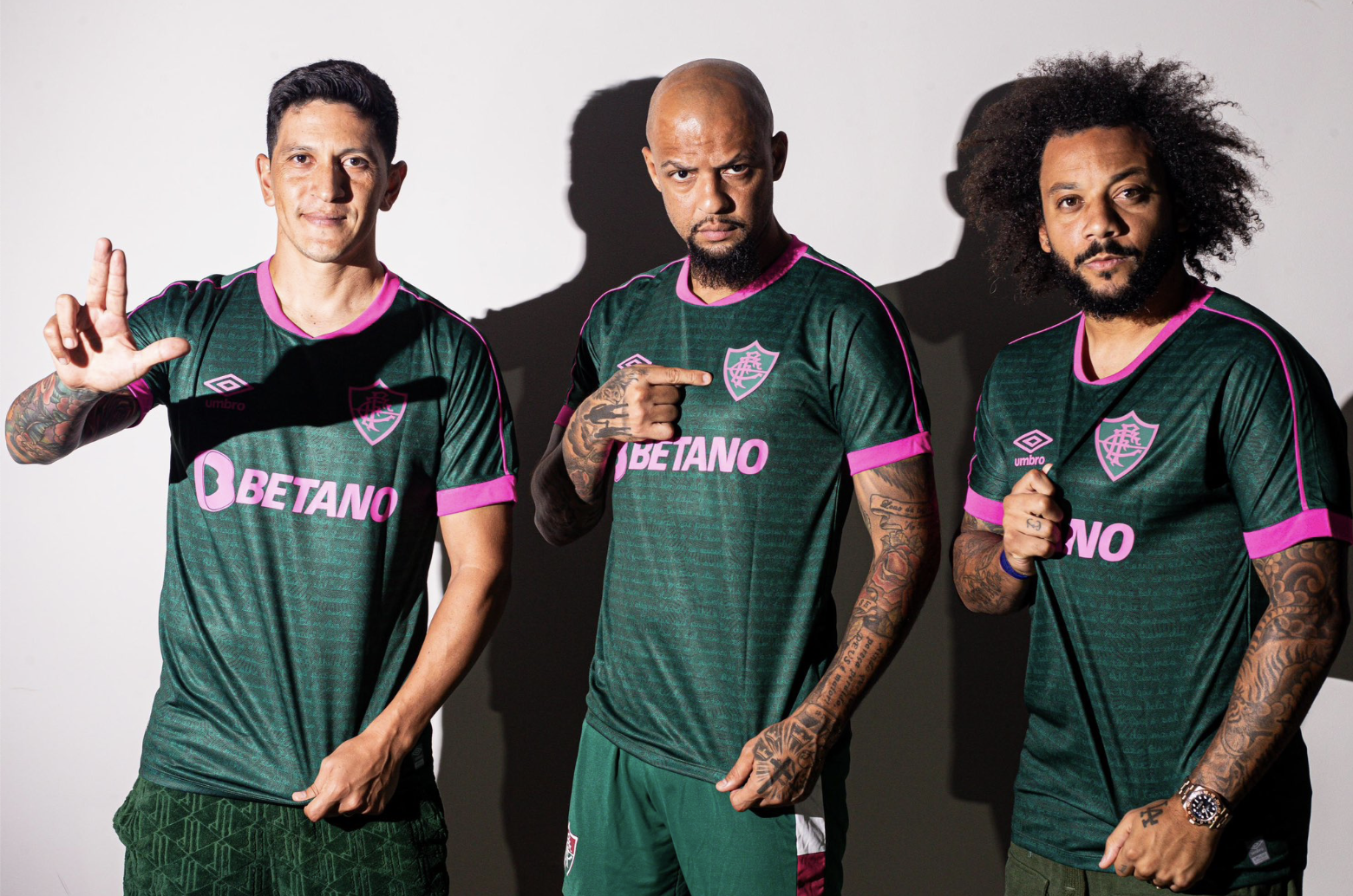 Jogadores posando para divulgação da camisa do Fluminense em homenagem ao sambista Cartola