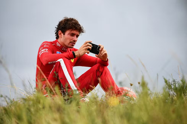 Leclerc em uma colina após abandonar a prova. Foto: James Sutton/Getty Images
