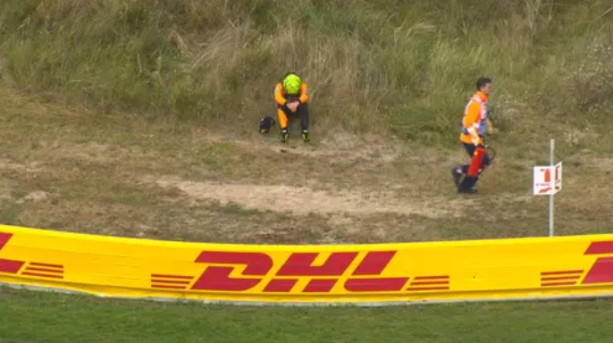 Lando Norris também em uma colina após abandonar corrida. Foto: Reprodução/Fórmula 1