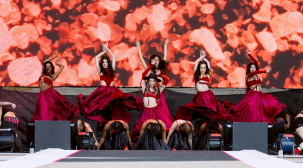 Dance break de “Gabriela” com as saias típicas do flamenco. Foto: Youtube/@katseye