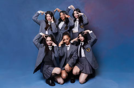 Integrantes do Katseye com o uniforme da Dream Academy. Foto: Divulgação/Netflix