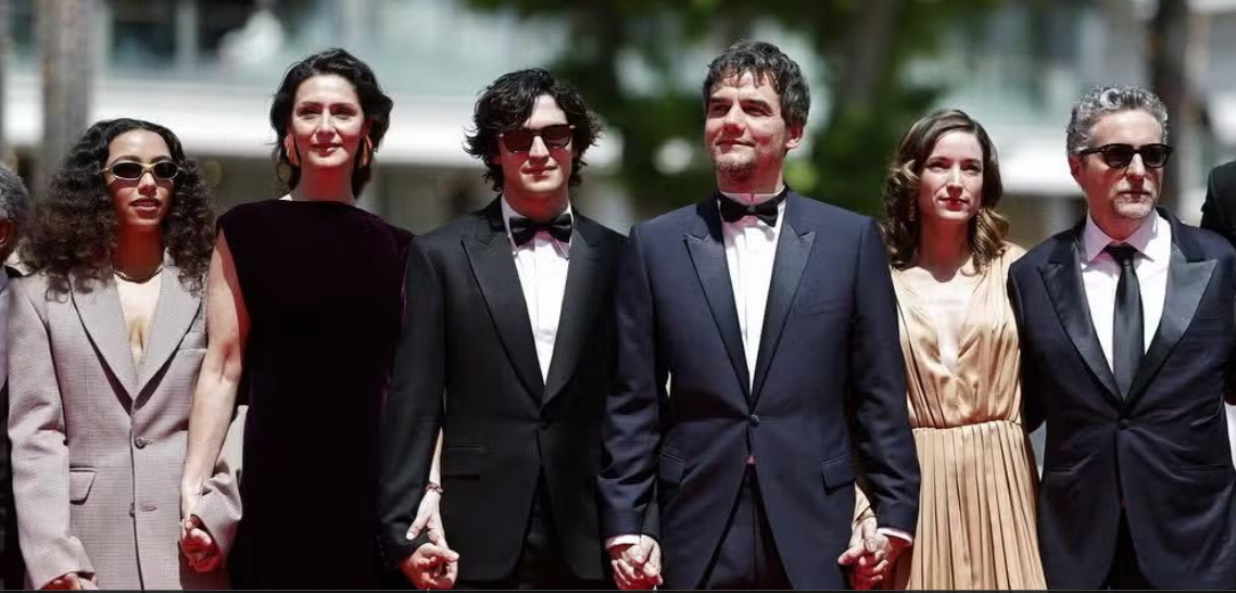 Elenco de agente secreto reunido para a exibição e premiação do filme no festival Cannes. Foto: reprodução / IMDB