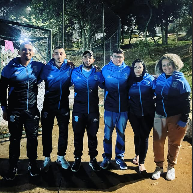 Equipe administrativa do projeto posando para foto todos em pé