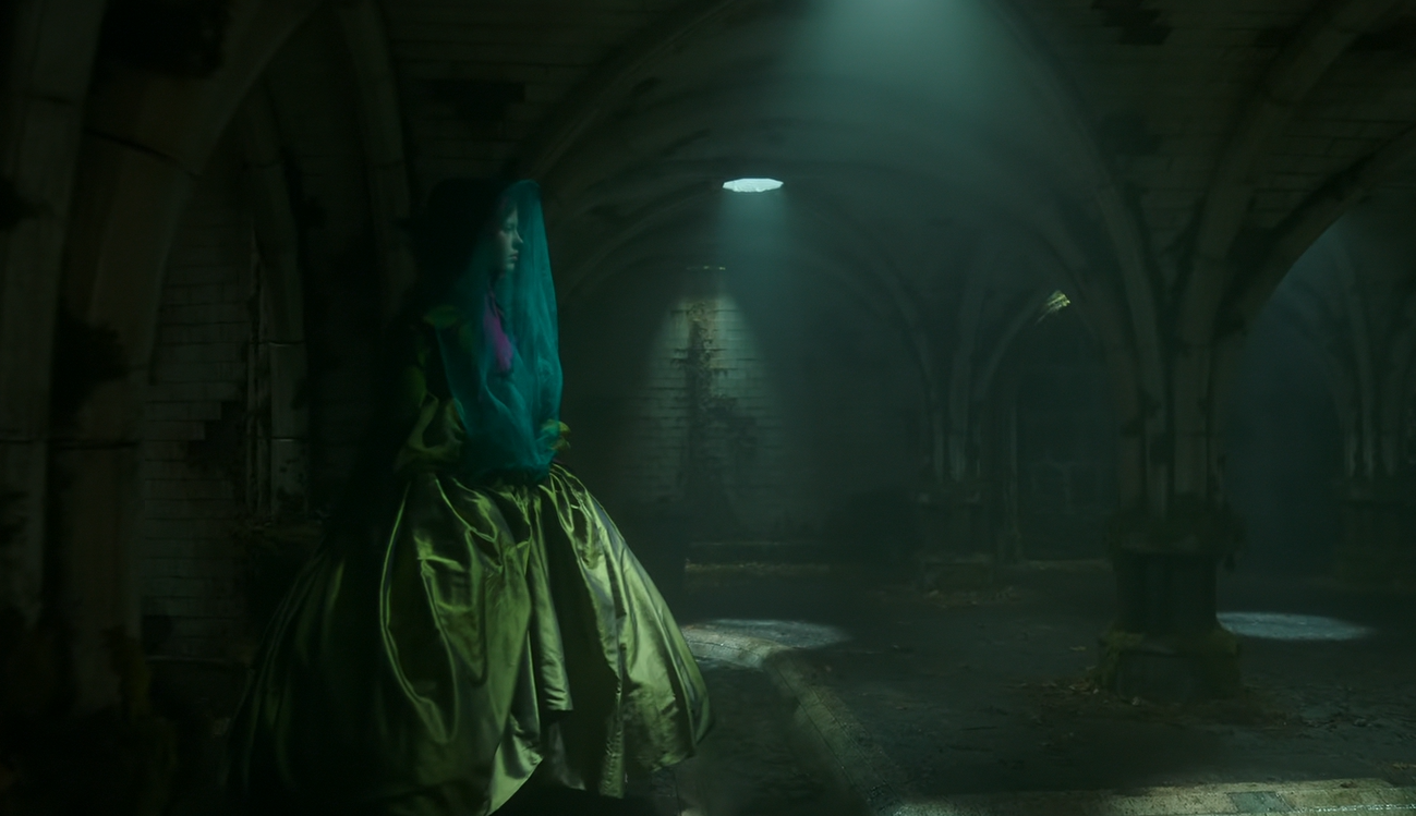 Vestido da personagem Elizabeth em luzes escuras, destacando a variedade de tecidos do vestido / Fonte: Netflix