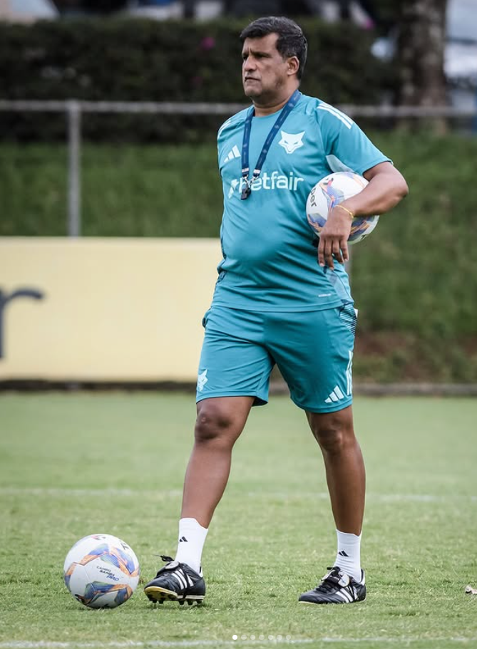 Wesley Carvalho com o pé em cima da bola no centro de treinamento do Cruzeiro