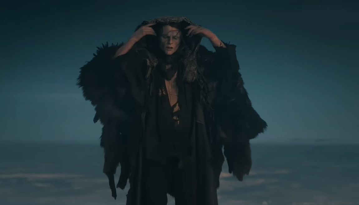 A criatura usa vestes de sobreposição enquanto veste um capuz. Está sozinho em um lago congelado. / Fonte: Netflix