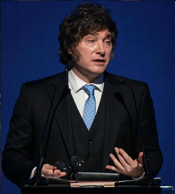 Milei fala em palanque