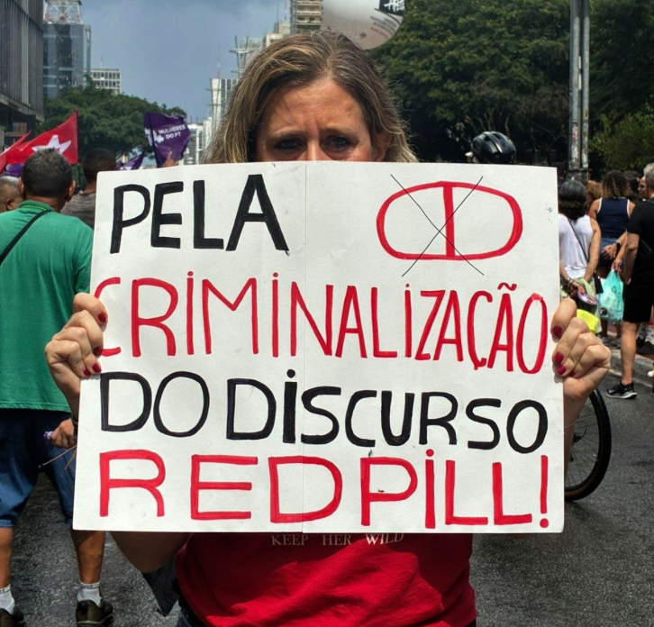 Manifestante em prol do PL anti-redpill em manifestação na Av. Paulista. Reprodução: Carolina Machado/AGEMT 