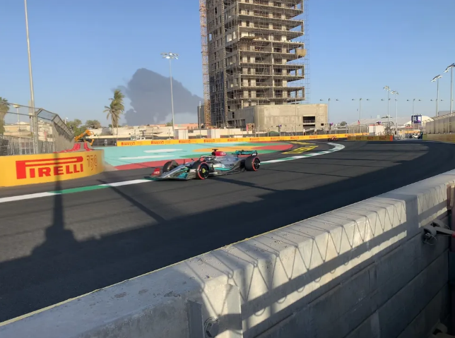 Nuvem de fumaça ao fundo do GP de Jeddah na Arábia Saudita. Foto: Reprodução/Intel Omarion