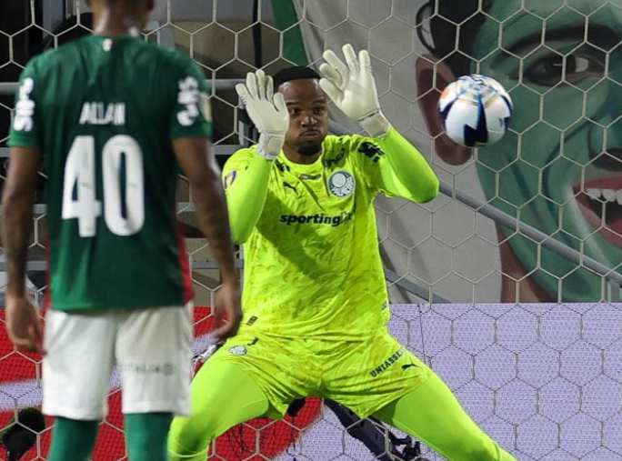 Carlos Miguel defendendo penâlti