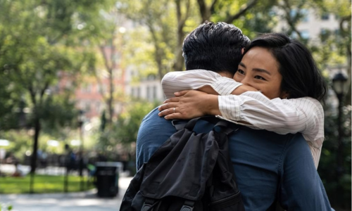 Greta Lee e Teo Yoo em cena do filme "Vidas Passadas"