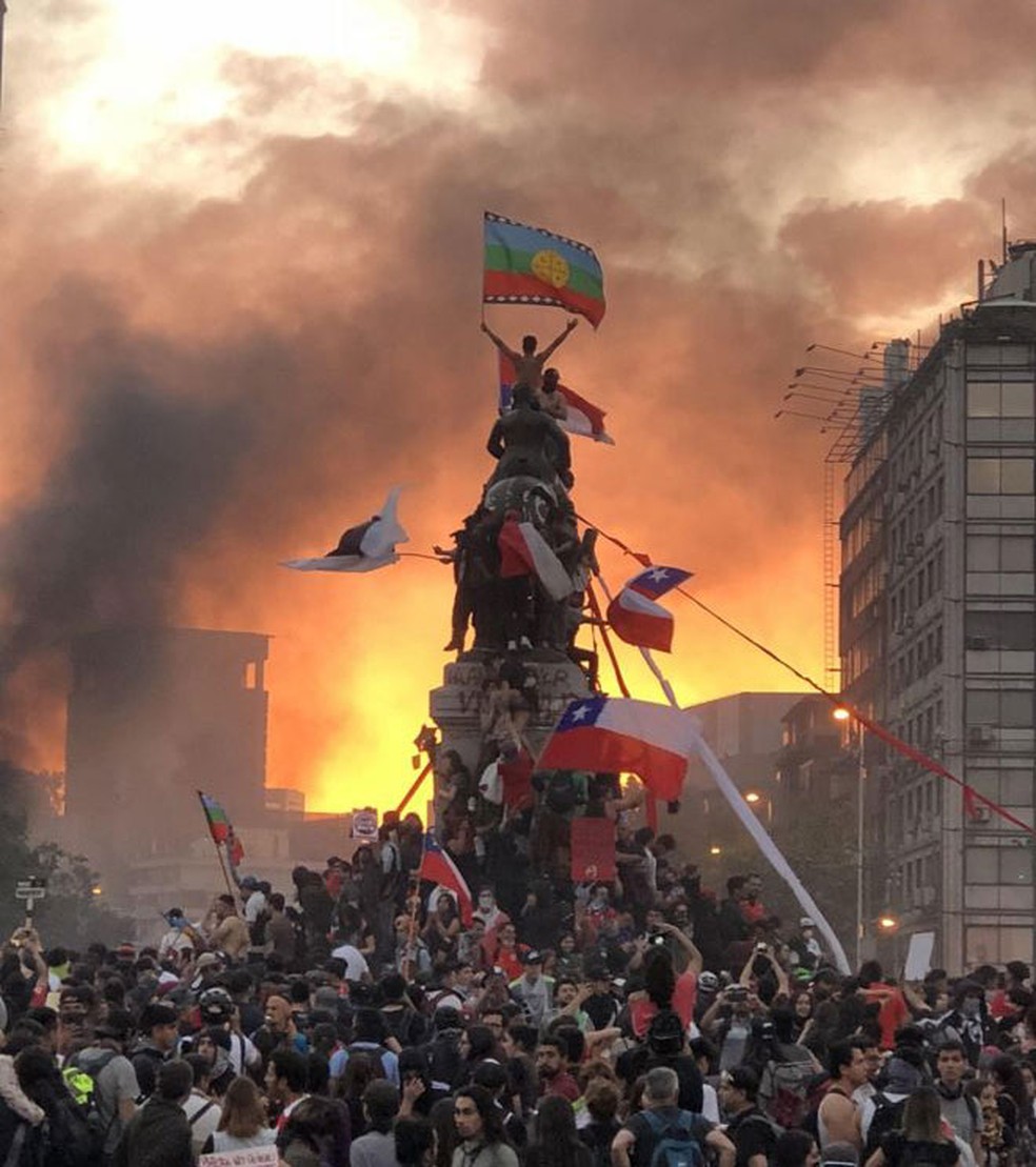 Estátua de Baquedano nos protestos em Santiago, Chile - Foto: Susana Hidalgo/BBC