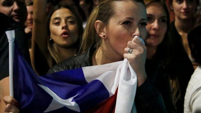 Chilena beija a bandeira do Chile depois do resultado