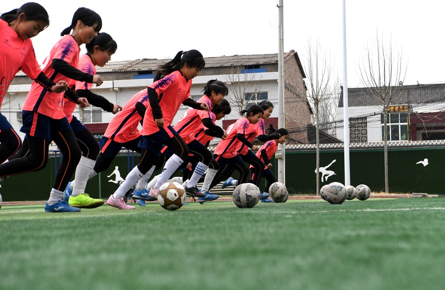 Treino de futebol feminino em escola primária na província de Henan, China. Foto: Xinhua/Hao Yuan.