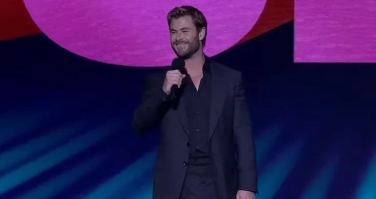 O ator Chris Hemsworth divulgando o filme Resgate 2. Foto: Divulgação/Netflix.