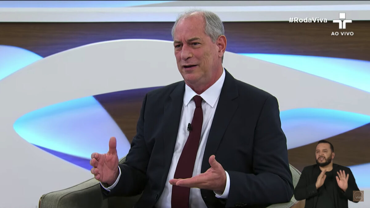 Ciro Gomes em meio da entrevista ao Roda Viva