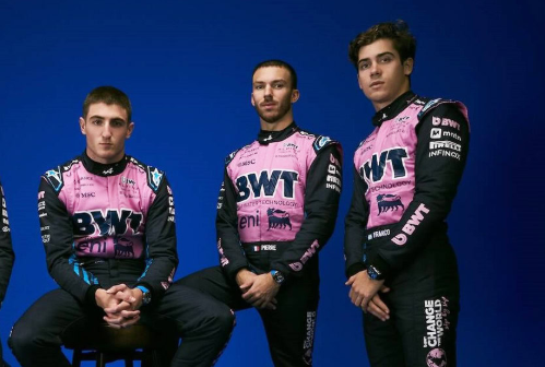 Jack Doohan (esquerda) seguirá como piloto reserva, com a dupla titular: Colapinto e Gasly (Foto: RevistaHG)