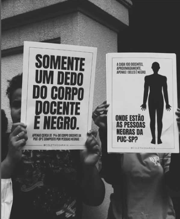 Cartazes de manifestação do coletivo Saravá questionando a ausência de docentes negros na PUC-SP.