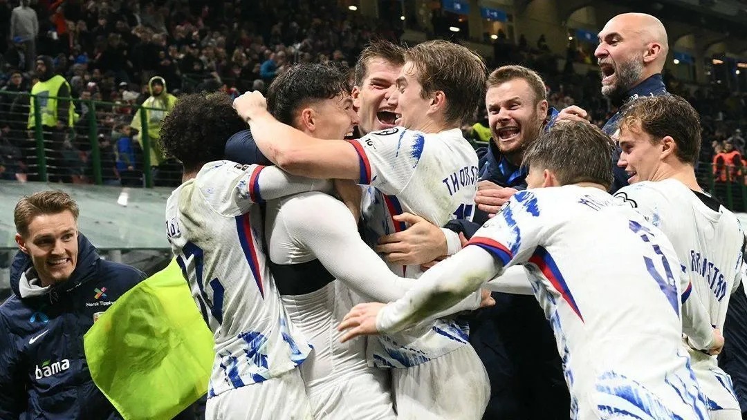 Seleção Norueguesa comemora na partida de classificação para a Copa do Mundo. Foto: Reprodução/X/@Uefaeuro