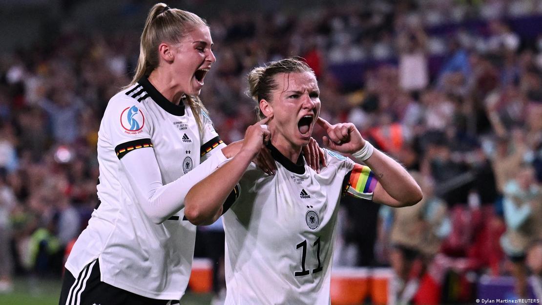 Duas jogadoras da seleção alemã comemoram gol