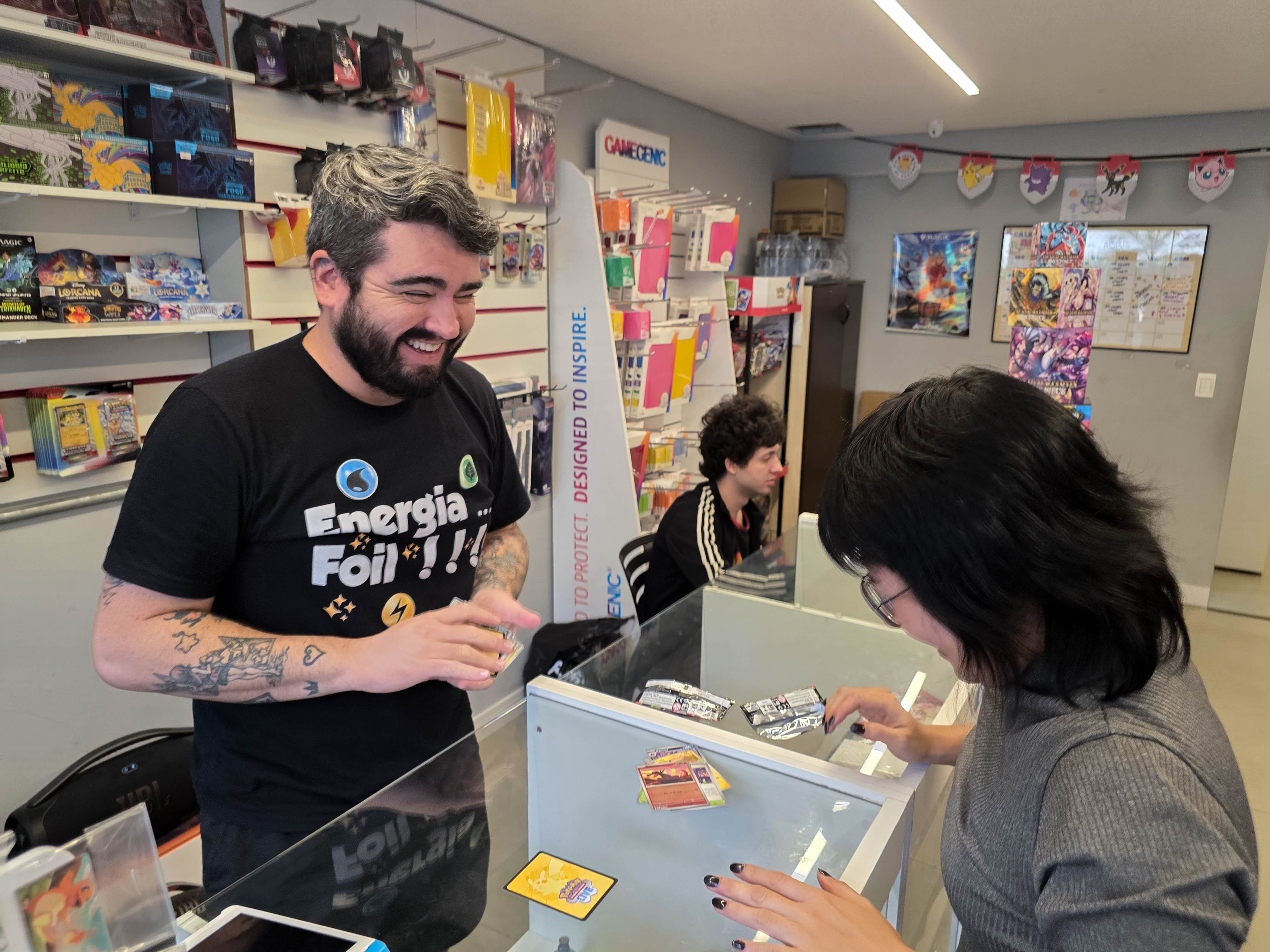  Funcionários da Akagami abrindo pacote de cartas.