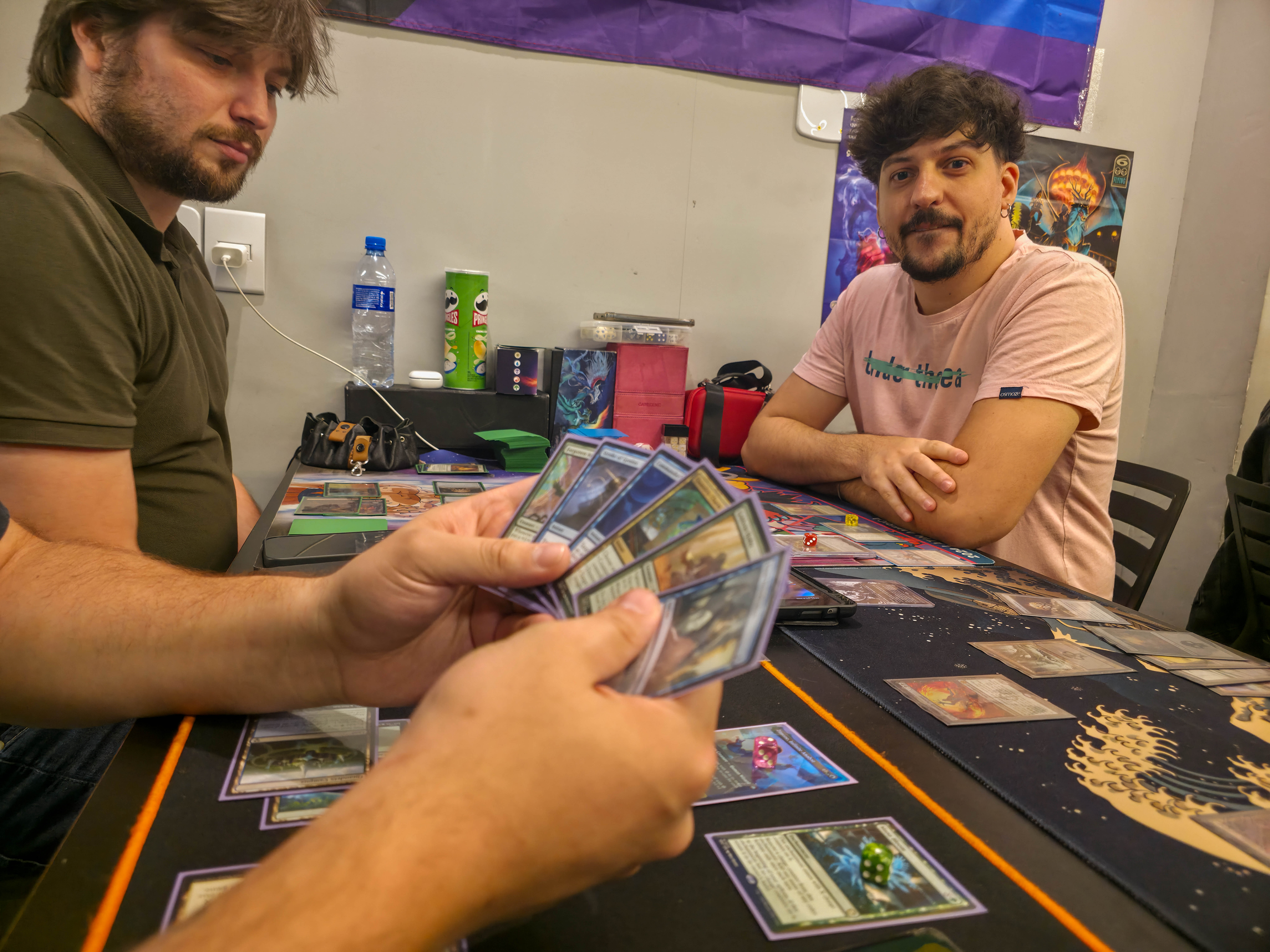 Partida de Magic: The Gathering entre jogadores.
