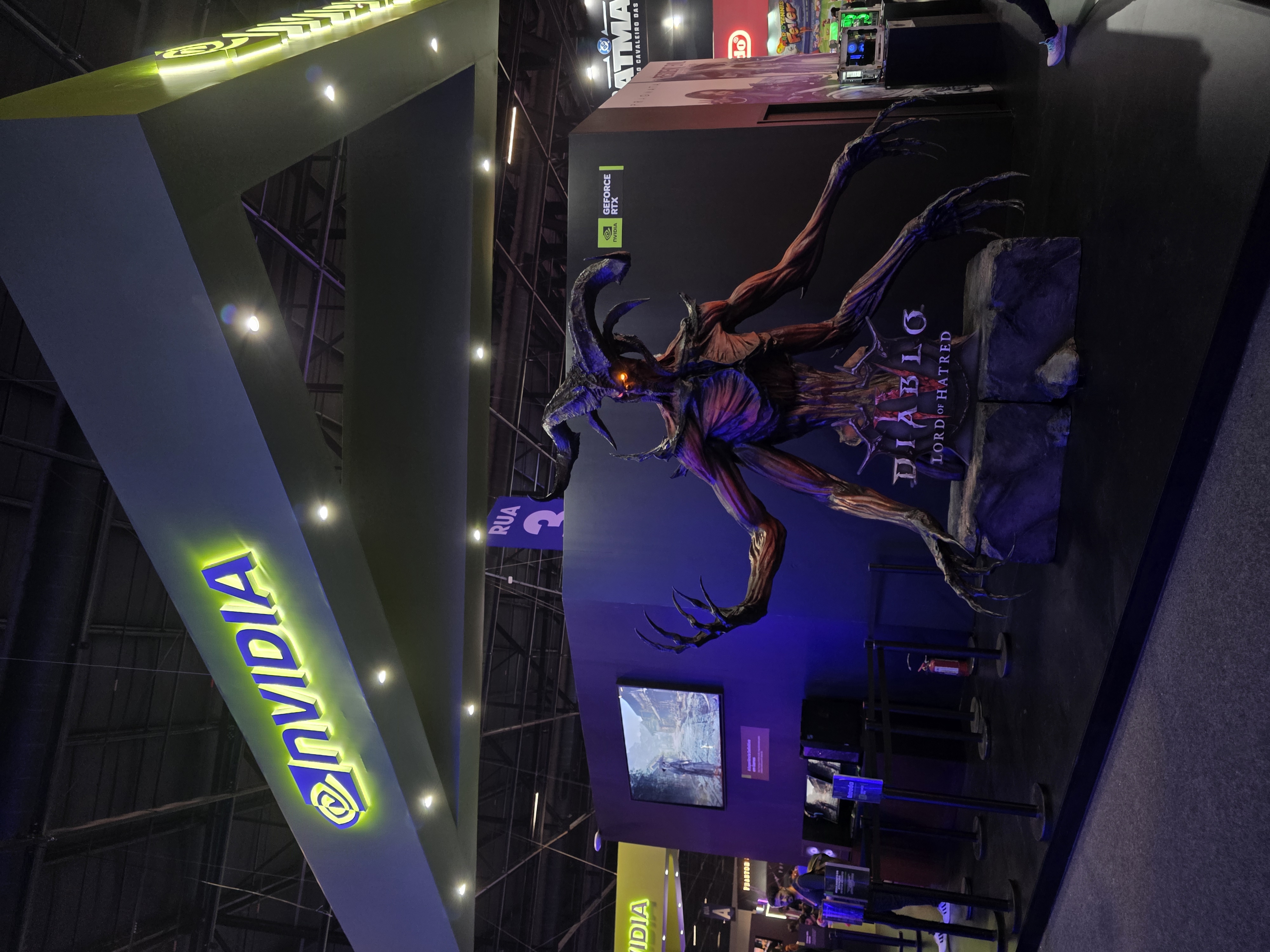  Estátua do Mefisto do jogo Diablo IV no estande da Nvidia 