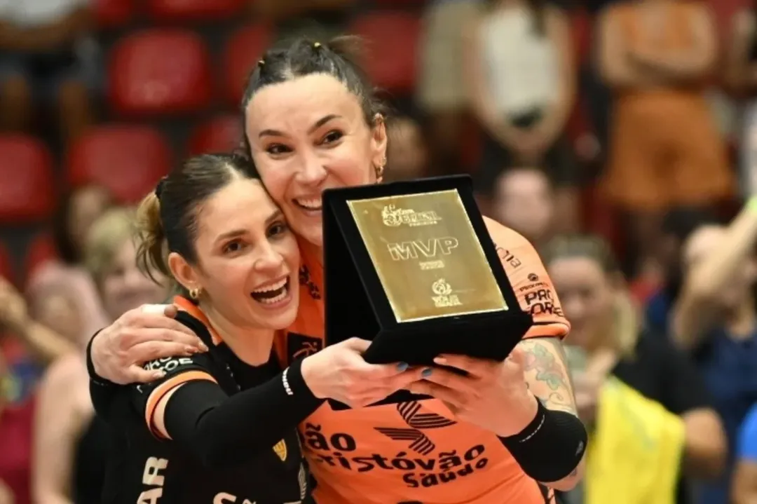 A imagem mostra as jogadoras Camila Brait e Tiffany Abreu segurando o troféu de MVP