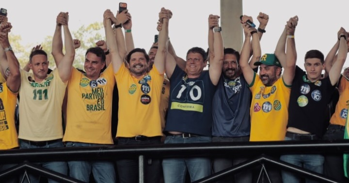 Candidatos da direita posam juntos em passeata em Santa Bárbara d’Oeste. Foto: Reprodução/ Instagram: @guilhermederrite