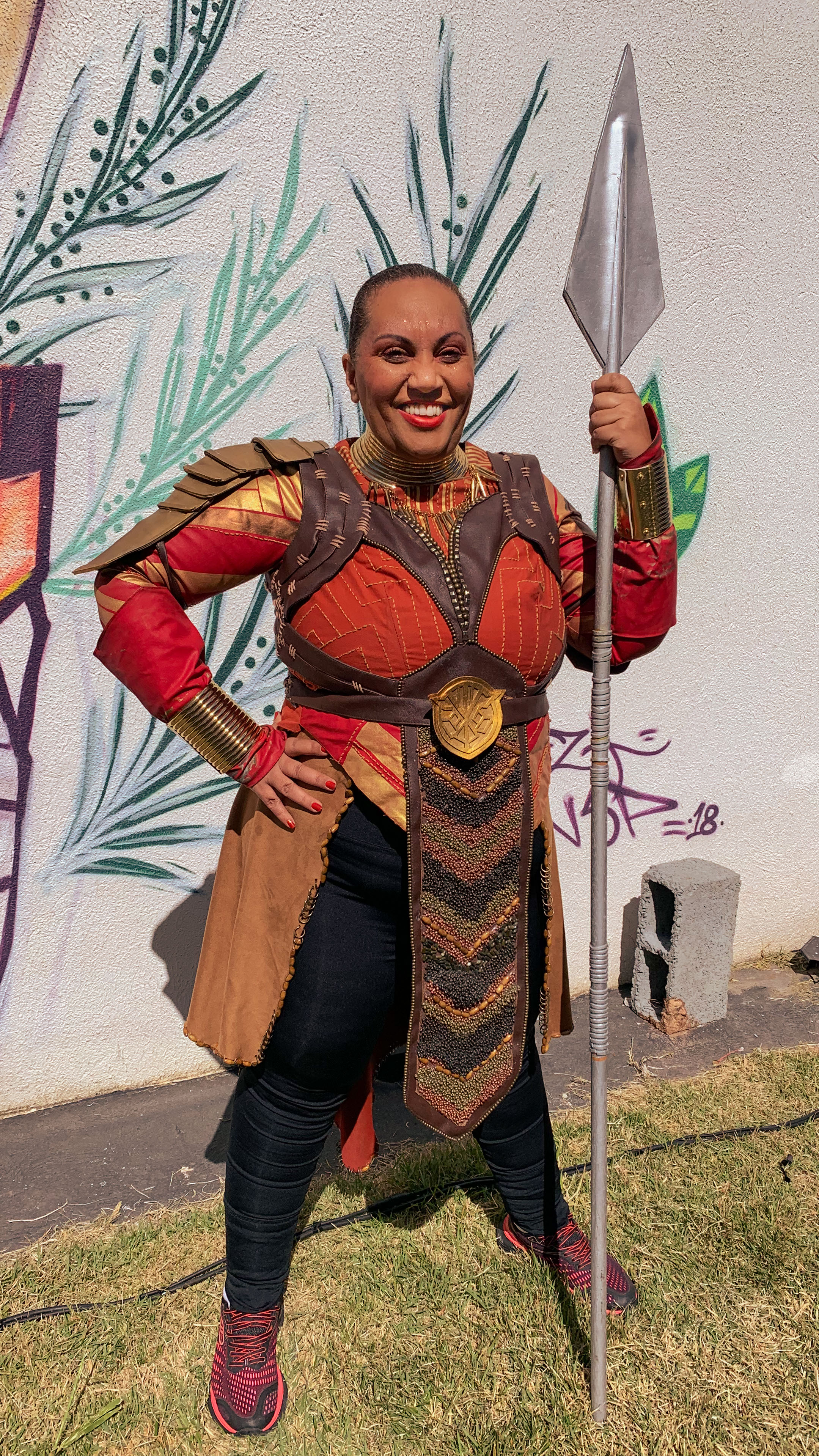 Marcia Alves, 54 anos, em cosplay de Dora Milaje, personagens do filme Pantera Negra (Marvel Studios). Fotos: Bianca Novais.