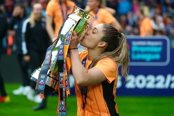 Priscila Chinchilla beijando troféu de campeão pelo Glasgow City. Reprodução: Instagram