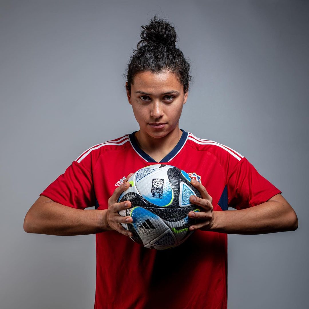 Raquel Rodríguez segurando a bola oficial da Copa do Mundo de 2023. Reprodução: Instagram