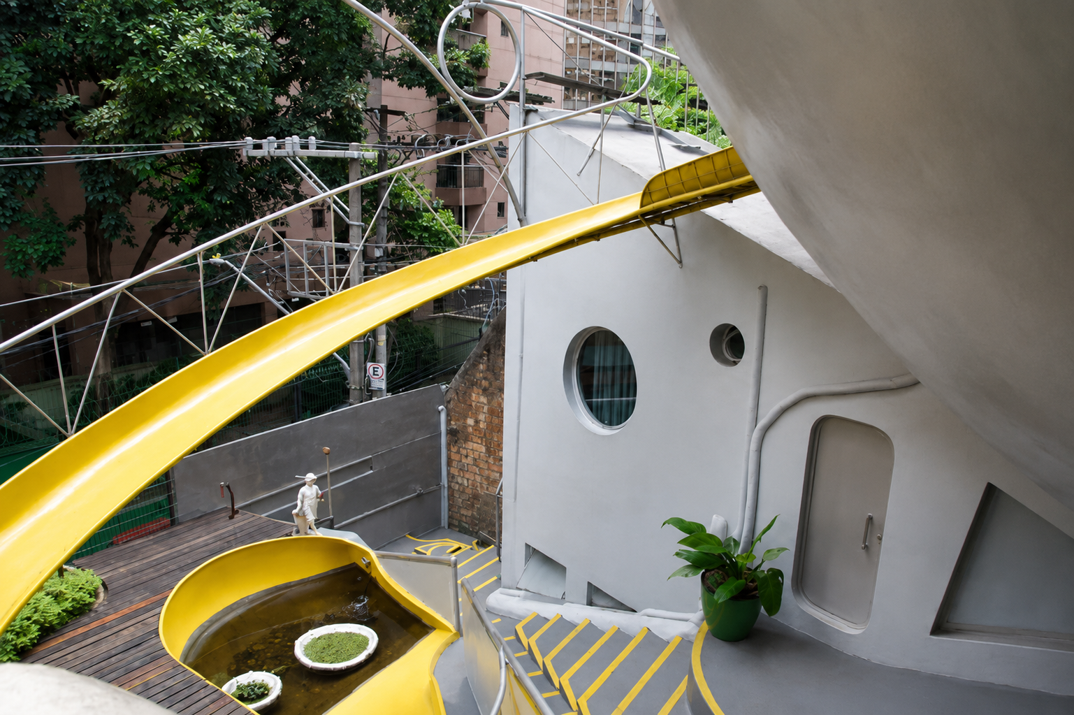Integração entre arquitetura e brincadeira: a Casa Bola combina rampas, escorregadores e plataformas circulares em um espaço único