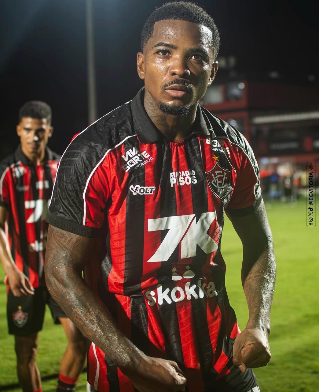 A imagem mostra o jogador Cacá, do Vitória, posando para foto.
