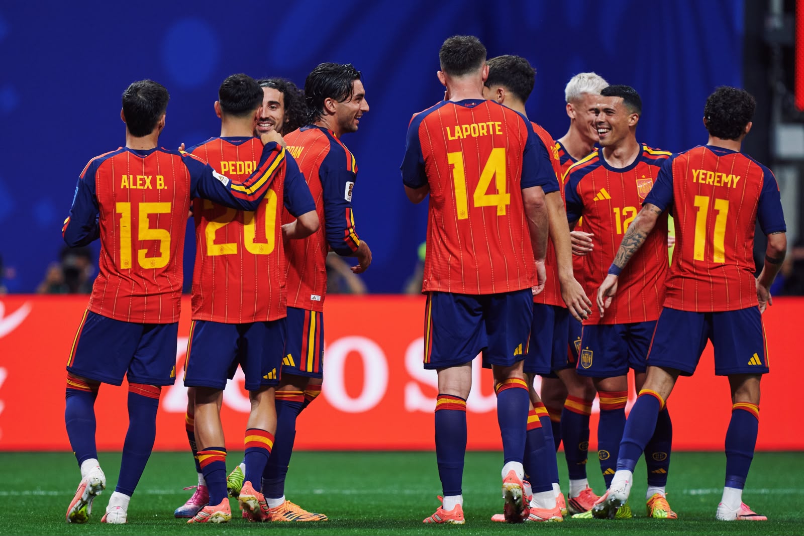 A imagem mostra jogadores da Espanha comemorando o gol