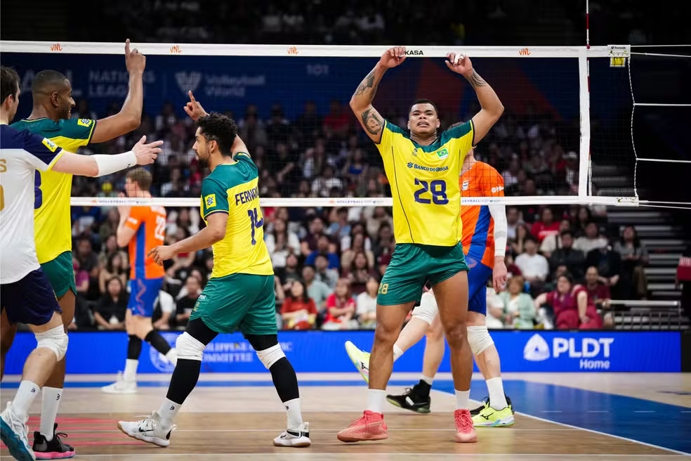 Lucarelli, Cachopa e Darlan comemorando. Foto: Divulgação/FIVB