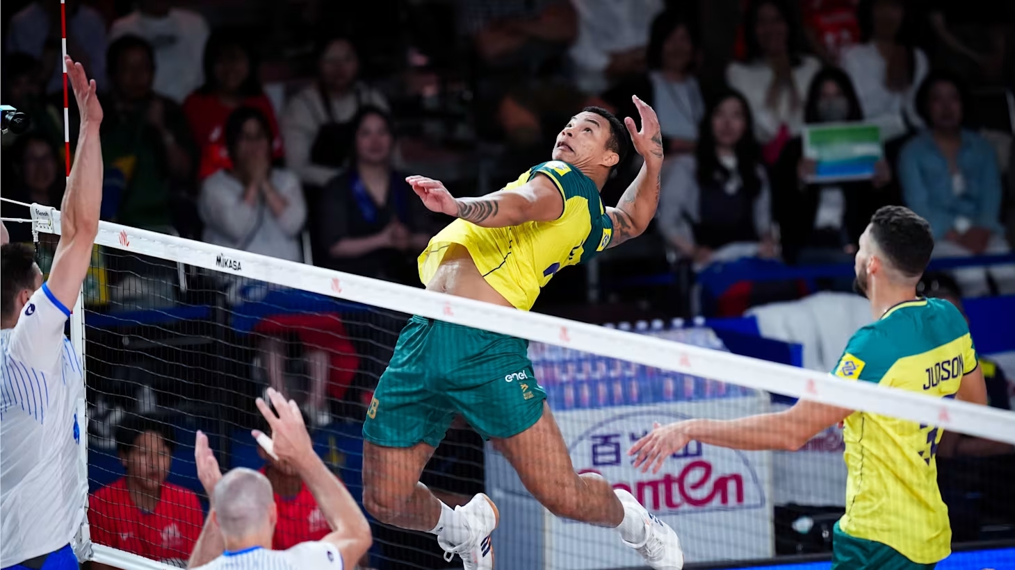 Darlan atacando contra Eslovênia. Foto: Volleyball World