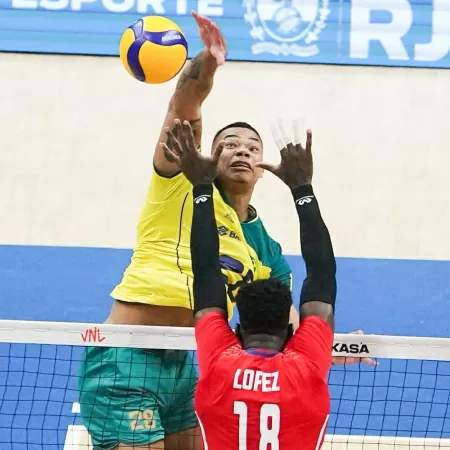 Jogador brasileiro Darlan atacando contra Lopez, jogador cubano. Foto: Mauricio Val/FVImagem/CBV