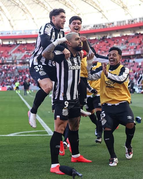 A imagem mostra Gabriel Barbosa e outros jogadores do Santos comemorando