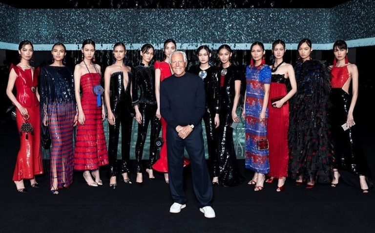 Estilista Giorgio Armani e suas modelos em desfile fechado para público